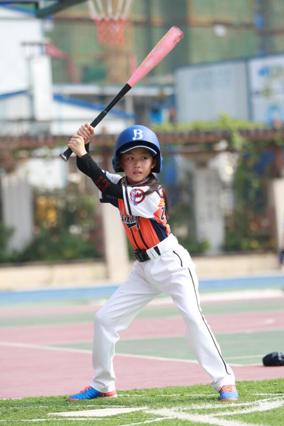武汉首度举办全国性棒球赛事，小选手比赛家长当裁判