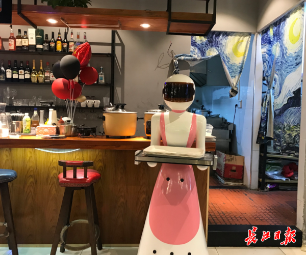 汉阳龙阳村地铁站内一家餐厅的“粉丝少女“机器人服务员。刘慧 摄