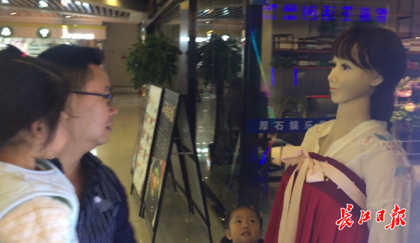 汉阳龙阳村地铁站内一家餐厅的迎宾机器人。李子云 摄