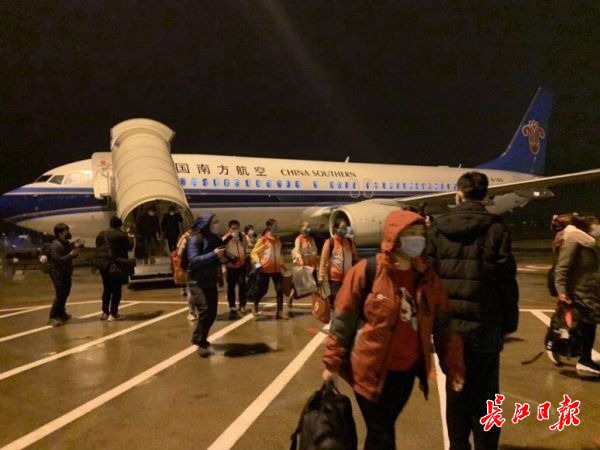 广东医疗队乘南航飞机抵汉 南航提供