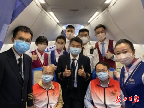 工作人员和医生为武汉加油 南航提供