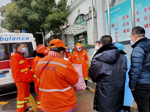 “医生都在一线，我们也可以”，江汉区环卫志愿者增援医院保洁工作
