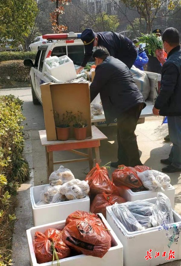 黄陂城管成立“送菜小分队”，蔬菜送到居民家门口